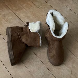 NWOT fur boots, brown size girls 2